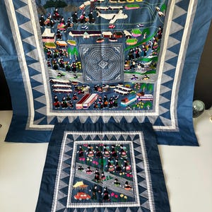 Conjunto de 2 tapeçarias vintage Hmong com histórias de refugiados da Guerra Secreta do Vietnã, tapeçaria de parede em tecido folclórico bordado à mão Long Cheng.
