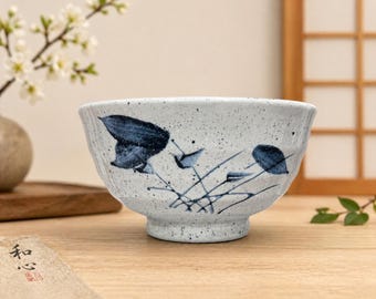Miseczka z ceramiki pokrytej szkliwem solnym i pieprzowym z niebieską dekoracją kwiatową – rustykalna kamionka, Japonia