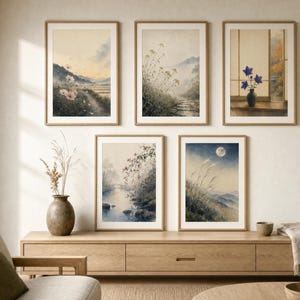 以下が含まれることがあります： 水彩画風の風景画が描かれた5枚の縦型フレーム入りアートプリントのセット。花畑、霧の小道、青い花が生けられた花瓶、川の風景、そして背の高い草が生い茂る月夜の山々の景色がそれぞれ描かれています。