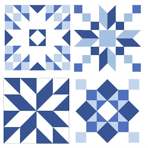 Peut inclure: Quatre blocs de courtepointe carrés disposés en grille, chacun présentant des motifs géométriques dans des tons de blanc, bleu clair et bleu foncé. Les designs se composent de diverses formes d'étoiles et de losanges créées par des triangles et des carrés répétés.