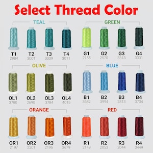 Może przedstawiać: Wzornik kolor&oacute;w z napisem Select Thread Color przedstawia dwadzieścia cztery szpulki nici hafciarskich ułożonych w rzędach. Szpulki są pogrupowane według kolor&oacute;w, w tym morski, zielony, oliwkowy, niebieski, pomarańczowy i czerwony, z kodem.