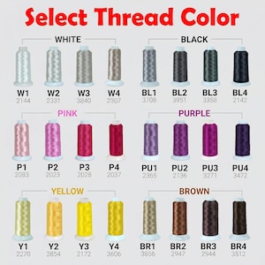 Może przedstawiać: Wzornik kolor&oacute;w z napisem Select Thread Color przedstawia dwadzieścia cztery szpulki nici hafciarskich ułożonych w rzędach. Szpulki są pogrupowane według kolor&oacute;w, w tym białego, czarnego, r&oacute;żowego, fioletowego, ż&oacute;łtego i brązowego, z kodami.
