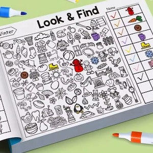 Könnte beinhalten: Ein offenes Kinder-Aktivitätsbuch mit einer "Such & Find"-Seite mit Winterillustrationen. Die Seite zeigt ein Raster aus Schwarz-Weiß-Zeichnungen und eine Checkliste mit farbigen Bildern. Marker sind sichtbar.