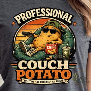 Könnte beinhalten: Dunkelgraues T-Shirt mit einer Cartoon-Kartoffel, die eine Sonnenbrille und eine Mütze trägt und auf einem grünen Sitzsack entspannt. Das Design enthält die Worte "PROFESSIONAL COUCH POTATO" und "PULL TIME - NO DEADLINES - ALL SNACKS".