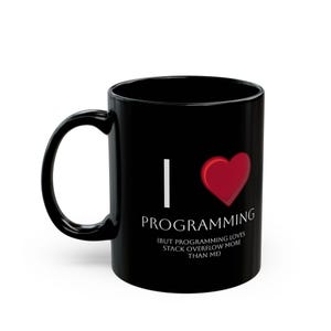Puede incluir: Una taza de cerámica negra con la letra I en blanco, un icono de corazón rojo y el texto blanco PROGRAMMING (BUT PROGRAMMING LOVES STACK OVERFLOW MORE THAN ME) impreso en el frente. La taza tiene un asa curva en el lado izquierdo y acabado liso.