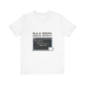Puede incluir: Una camiseta blanca de manga corta con un gráfico de una ventana de ordenador con código y una taza de café. El texto sobre el gráfico dice: BUILD. BREAK. DEBUG. REPEAT. El código dentro de la ventana muestra: func run() { var x = 1; if error != nil { log(error); } }.