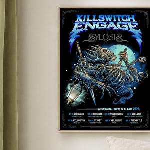 Può includere: Poster incorniciato con Killswitch Engage e Sylosis. L'artwork raffigura una figura scheletrica con una lanterna e catene su sfondo blu scuro e nero. Sono elencate le date del tour in Australia e Nuova Zelanda 2026.