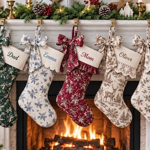 Personlig julstrumpa, handgjord blommig strumpa med broderat namn, spetsmanschett och matchande rosett