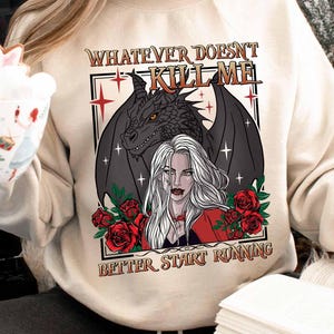 Può includere: Un set di tre tazze in ceramica con finitura opaca e macchiettata. Le tazze sono nei toni del crema, grigio chiaro e grigio scuro. Ogni tazza ha un design semplice e minimalista e un manico arrotondato. Le tazze sono impilate.