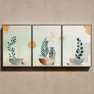 Puede incluir: Tríptico de arte mural con diseños botánicos abstractos. Cada panel muestra diferentes arreglos de plantas en cuencos y jarrones, con una paleta de colores neutros de verdes, marrones y naranjas. La obra de arte está enmarcada.