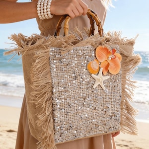 Puede incluir: Un juego de tres tazas de cerámica con un acabado moteado y mate. Las tazas son de color crema, gris claro y gris oscuro. Cada taza tiene un diseño simple y minimalista y un asa redondeada.