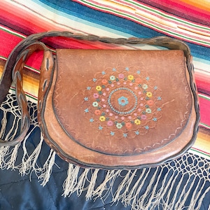 Bolso de mano hippie vintage de los años 60 y 70 con flores pintadas a mano en cuero y grabado Cheryl