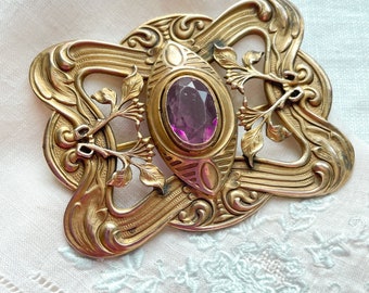 Broche antiguo/vintage de latón Art Nouveau, piedra de cristal púrpura, broche victoriano de estilo Beaux Arts
