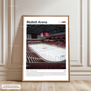 Op de afbeelding: Een ingelijste poster met de Mullett Arena in Tempe, Arizona. De afbeelding toont het interieur van de ijshockeyarena met rode stoelen en de ijsbaan. De tekst "Mullett Arena" staat bovenaan, met "TEMPE - UNITED STATES" en "2022" eronder.