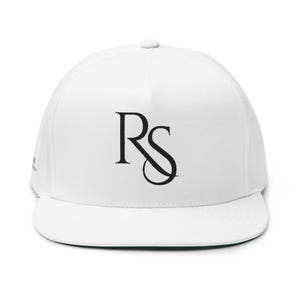 Puede incluir: Gorra blanca de ala plana con el logotipo "RS" negro bordado en la parte delantera. La gorra tiene una corona estructurada y una visera curva. Un estilo clásico, adecuado para ropa informal.
