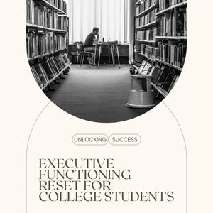 Op de afbeelding: Zwart-wit afbeelding van een bibliotheek met een persoon die aan een bureau werkt. De afbeelding bevat tekst: "EXECUTIVE FUNCTIONING RESET FOR COLLEGE STUDENTS" en "A PRACTICAL WORKBOOK FOR MOTIVATION, FOCUS, TIME MANAGEMENT & EMOTIONAL REGULATION".