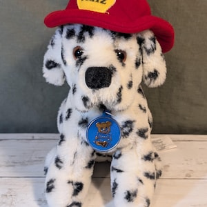1985 Dakin Fritz brandstationshunden plysch - dalmatisk gosedjur med blå halsbandsmedaljong - Retro brandmansminnessaker, present