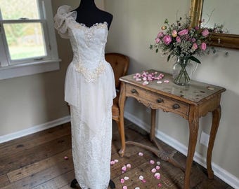 Vintage jaren 80/90 Alfred Angelo trouwjurk | Peplumjurk met één schouder | Ivoorkleurig kant en satijn | Bruidsmaat 10: past als moderne XS