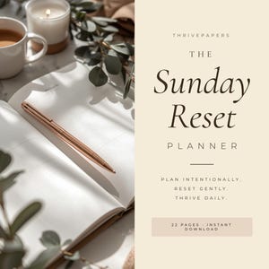 Op de afbeelding: Een open planner met een roségouden pen, een kopje koffie en een brandende kaars. De kaft van de planner luidt "The Sunday Reset Planner" met de tekst "Plan bewust. Reset zachtjes. Bloei dagelijks."