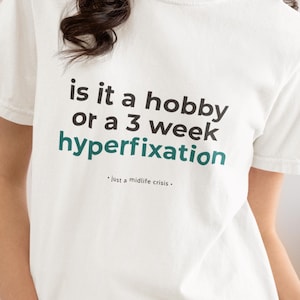 ADHD Hyperfixierung Shirt Lustiges Hobby oder 3-Wochen Obsession Tee Relatable Humor Overthinking Shirt Minimalistisches Geschenk