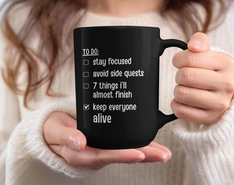 Taza de café con la lista de tareas para personas con TDAH: mantén a todos con vida. Regalo para mamá. Humor sarcástico neurodivergente.