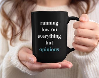 Taza con humor sobre el agotamiento laboral: "Me estoy quedando sin nada menos que opiniones". Taza de café sarcástica, regalo para una compañera de trabajo.