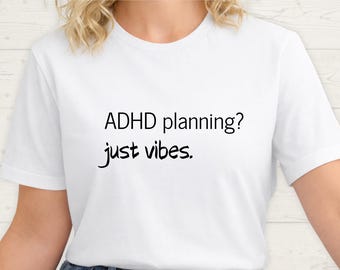 Camiseta con estampado gráfico de humor sobre disfunción ejecutiva, TDAH, planificación es solo vibras, regalo neurodivergente para ella.