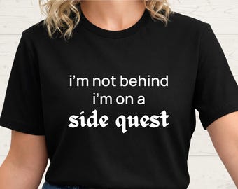 Camiseta de humor sarcástico para procrastinadores: No me quedo atrás en una misión secundaria, para gamers con TDAH y personas neurodivergentes. Regalo para compañeros de trabajo.
