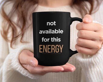 Taza de café con la que te puedes identificar No disponible para esta energía Batería social baja Introvertida Neurodivergente Regalo para ella