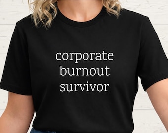 Camiseta minimalista con humor de oficina para supervivientes del agotamiento laboral. Regalo para profesionales. Camiseta gráfica sarcástica para compañeros de trabajo.