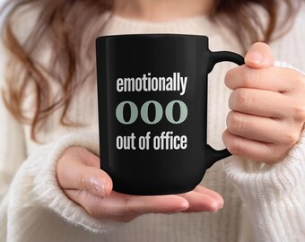 Taza de café divertida con humor sarcástico sobre el agotamiento laboral, regalo para compañeros de trabajo, emocionalmente fuera de la oficina, con la que es fácil identificarse, sobre salud mental.