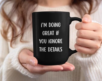 Taza de regalo para personas neurodivergentes: "Lo estás haciendo genial si ignoras los detalles". Taza de café sarcástica para mamás con TDAH.