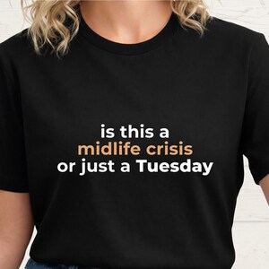 Camiseta sarcástica Crisis de la mediana edad o simplemente martes Humor sobre el cansancio Camiseta Modo supervivencia millennial Regalo para compañera de trabajo