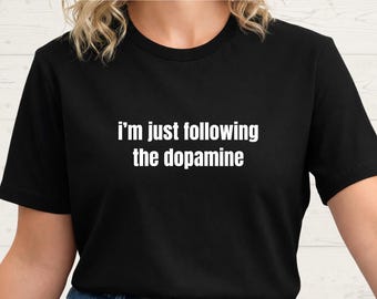 Camiseta sarcástica sobre TDAH: Siguiendo la dopamina. Camiseta gráfica con humor neurodivergente e impulsivo. Regalo para compañeros de trabajo.
