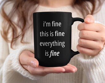Taza con humor sobre salud mental: Todo está bien. Sarcástica. Taza de café con mensaje sobre TDAH y ansiedad. Regalo ideal para compañeros de trabajo.