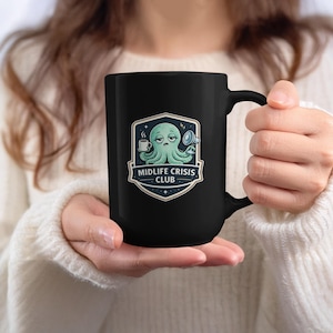 Taza de cerámica con diseño de pulpo cansado, sarcástico y neurodivergente, ideal como regalo para ella en el Club de la Crisis de la Mediana Edad.