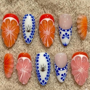 Unghie finte con motivo agrumi estivi mediterranei, design 3D arancia pompelmo, manicure ispirata alla ceramica blu e bianca