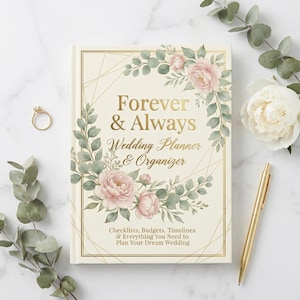 Op de afbeelding: Een crèmekleurige trouwplanner getiteld "Forever & Always" met gouden letters en bloemaccenten. De planner bevat checklists, budgetten en tijdlijnen. Een gouden pen en een trouwring zijn ook zichtbaar.
