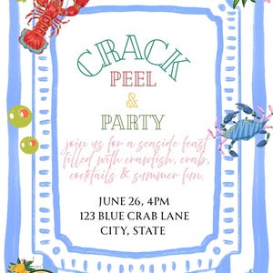 Pu&ograve; includere: Un invito stravagante con uno sfondo a righe blu e bianche. Il testo "CRACK PEEL & PARTY" &egrave; visualizzato, insieme ai dettagli per una festa in riva al mare con gamberi di fiume, granchi, cocktail e divertimento estivo. Elementi decorativi includono un'aragosta, un granchio e fragole.