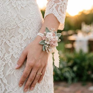 Può includere: Un set di tre tazze in ceramica con finitura opaca e macchiettata. Le tazze sono nei toni del crema, marrone chiaro e marrone scuro. Ogni tazza ha un design semplice e minimalista e un manico arrotondato.