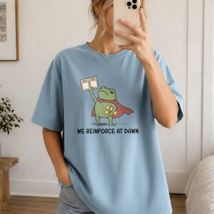 We versterken bij zonsopgang Superheld Kikker Eerst Dan Visueel Schema Grappig ABA Therapeut BCBA RBT Lichtblauw Gedragsanalist Humor t-shirt