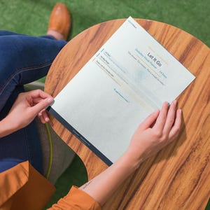 Könnte beinhalten: Ein weißes Papierdokument mit dem Titel Let It Go Declutter Ritual Planner 14 Days mit Abschnitten für 14 Days, Big Purge sowie Keep, Let Go, Donate, Later. Das Dokument verfügt über blaue und orangefarbene Textakzente und ein klares Layout.