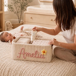 Cestino per neonati in velluto a coste color crema personalizzato con nome, contenitore portaoggetti per la cameretta con motivo floreale a margherite, contenitore regalo per baby shower neutro, cesto ricordo per neonati