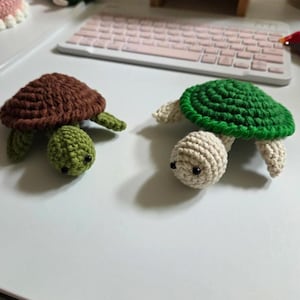 Handgemachtes 3D Gehäkelte Schildkröten Untersetzer Set - Bezaubernde Meer Becher Matte - Einzigartiges Geschenk für Meeresliebhaber - Must-Have Tier Wohn Dekoration (2 Farben)