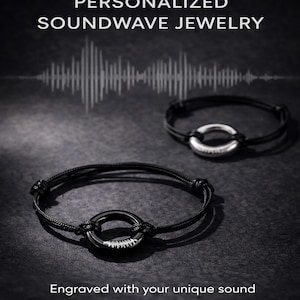 Puede incluir: Dos pulseras negras con colgantes circulares. Un colgante es negro, el otro es plateado. Las pulseras forman parte de una colección de joyas personalizadas de ondas sonoras. El texto de la imagen dice: "PERSONALIZED SOUNDWAVE JEWELRY" y "Engraved with your unique sound."
