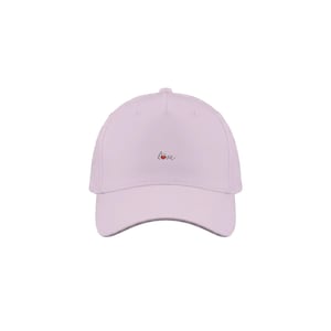 Peut inclure: Casquette de baseball rose clair avec une visière incurvée. Le mot "love" est brodé en cursive, avec un petit cœur rouge remplaçant le "o". Le chapeau est de conception classique à six panneaux.