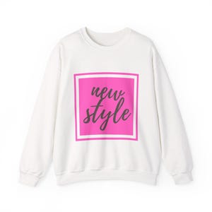 Sudadera de cuello redondo de nuevo estilo / Logotipo rosa en letra cursiva, marco cuadrado