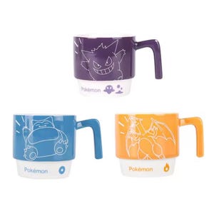 Può includere: Set di tre tazze in ceramica con personaggi Pokémon. Ogni tazza ha un colore diverso: viola, blu e arancione. Le tazze hanno una base bianca con il logo Pokémon e un manico abbinato.