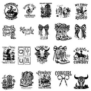 K&ouml;nnte beinhalten: Eine Sammlung von schwarz-wei&szlig;en Grafiken zum Thema Cowboy und Cowgirl. Designs umfassen Cowboy-Stiefel, Rodeo-Szenen, Schleifen und Texte wie "Cowgirls Do It Better", "Howdy Y'all" und "My First Rodeo".
