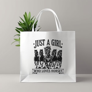 K&ouml;nnte beinhalten: Wei&szlig;e Tragetasche mit einer schwarzen Grafik von f&uuml;nf galoppierenden Pferden. Der Text "JUST A GIRL" steht &uuml;ber den Pferden und "WHO LOVES HORSES" darunter. Die Tasche hat zwei wei&szlig;e Griffe. Geeignet zum Tragen von Gegenst&auml;nden.